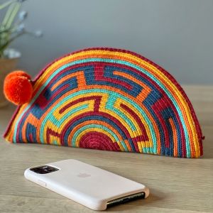 Wayuu half moon clutch – vrolijk en uniek handtasje