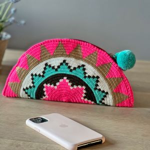 Wayuu half moon clutch – vrolijk en uniek handtasje