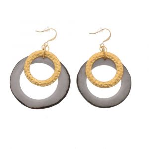 Celeste oorbellen met hanger van tagua en goudkleurige ring - grijs