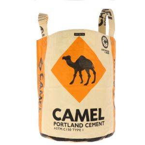 Waszak van gerecyclede cementzakken - Kamali kameel
