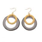 Celeste oorbellen met hanger van tagua en goudkleurige ring - grijs