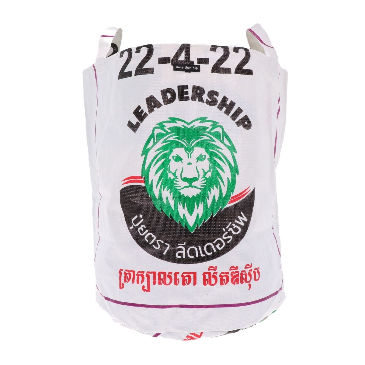 Waszak van gerecyclede cementzakken Kamali leeuw