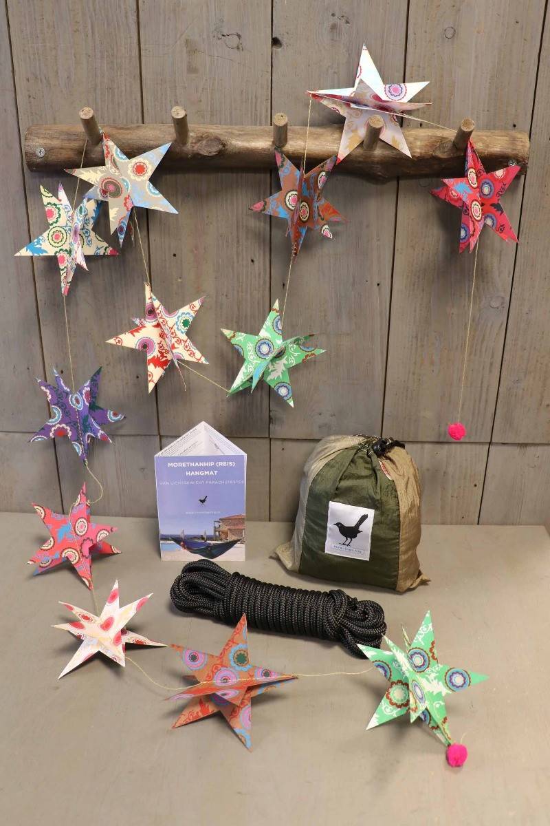 Voorbeeld kerstpakket met parachutestof (reis)hangmat, touwset en papieren sterrenslinger