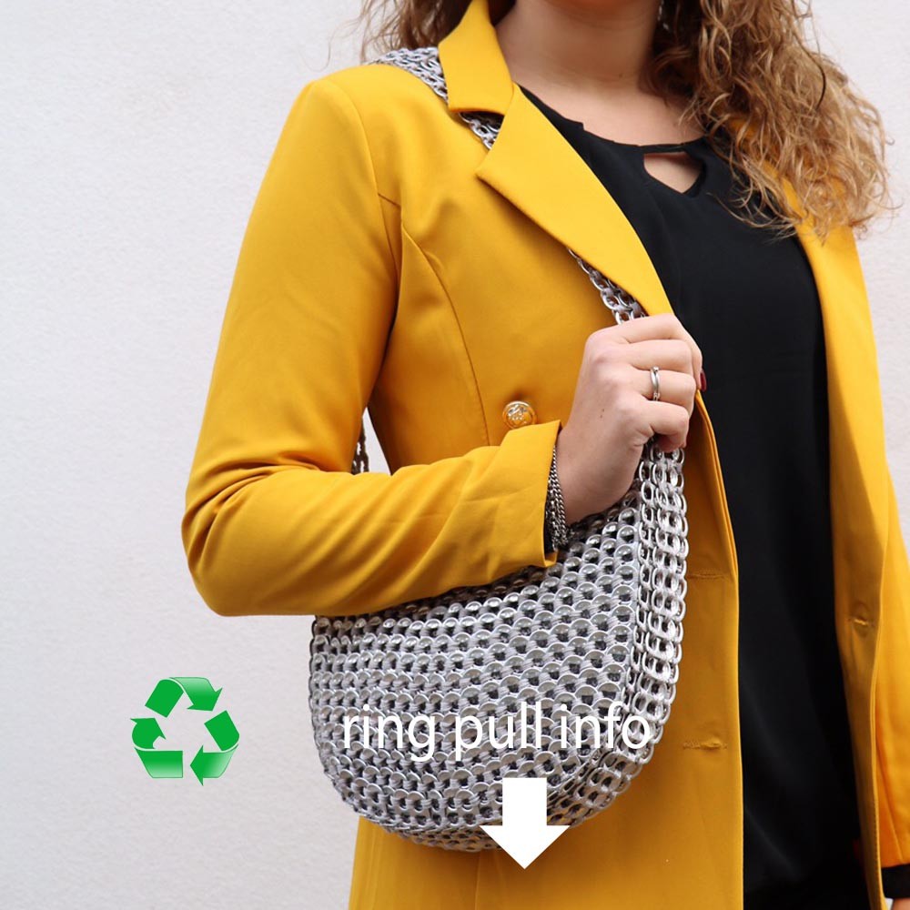 Schoudertasje_gerecyclede_bliklipjes_Carmen_MoreThanHip_met_tekst